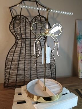 Gold Bow Jewelry Stand with Pearl-Topped Earring Bar